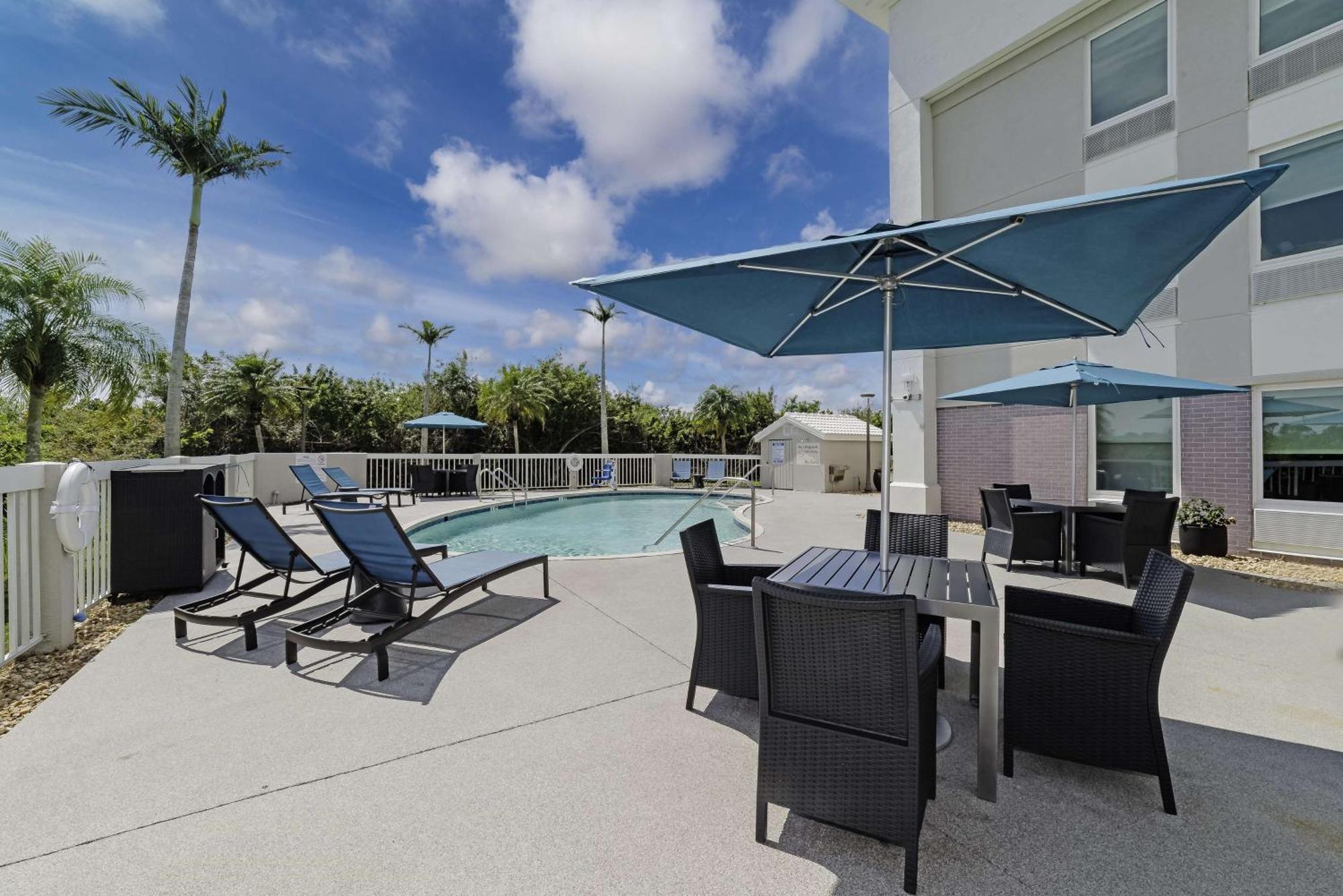 Hampton Inn Port Charlotte Exterior photo