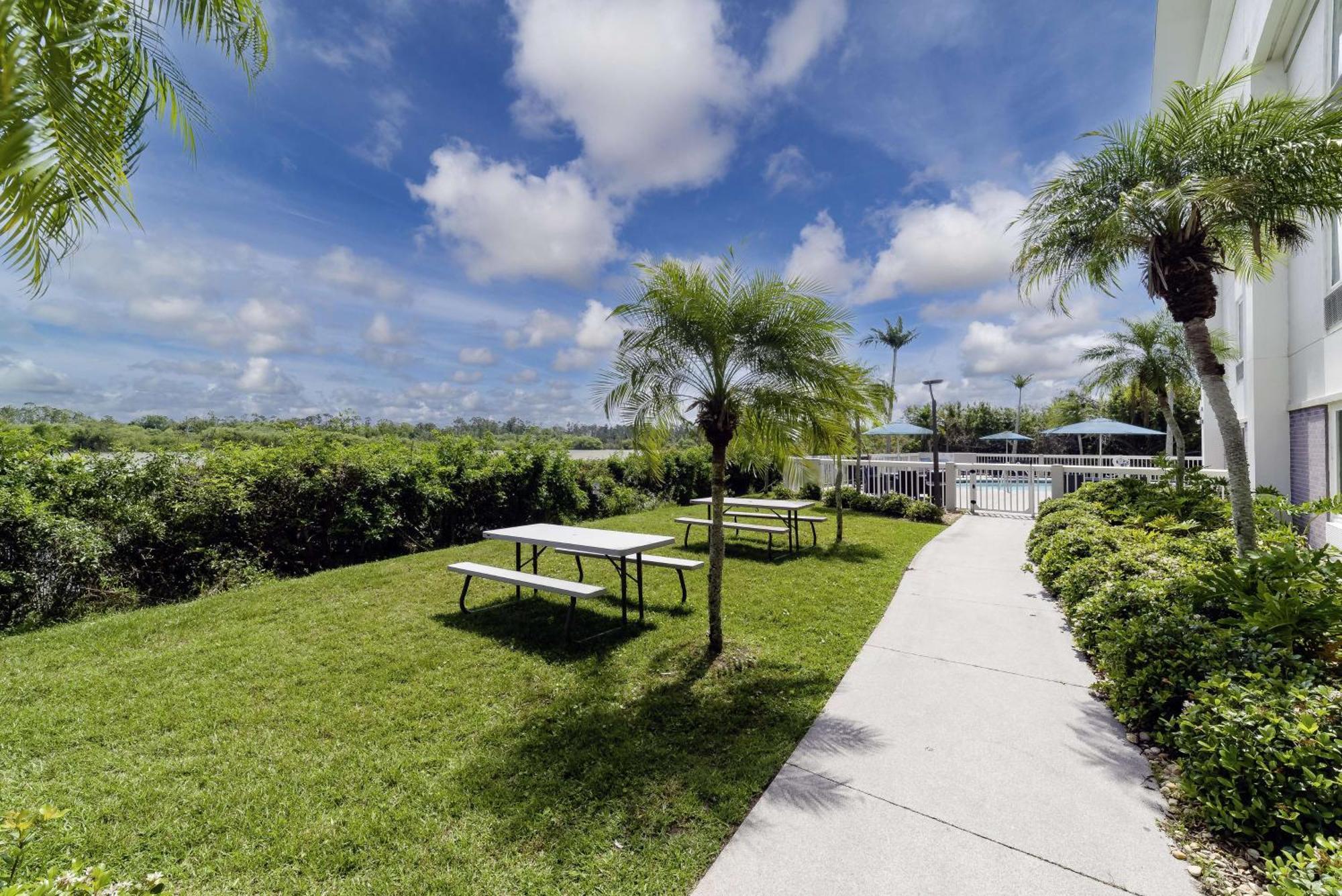 Hampton Inn Port Charlotte Exterior photo